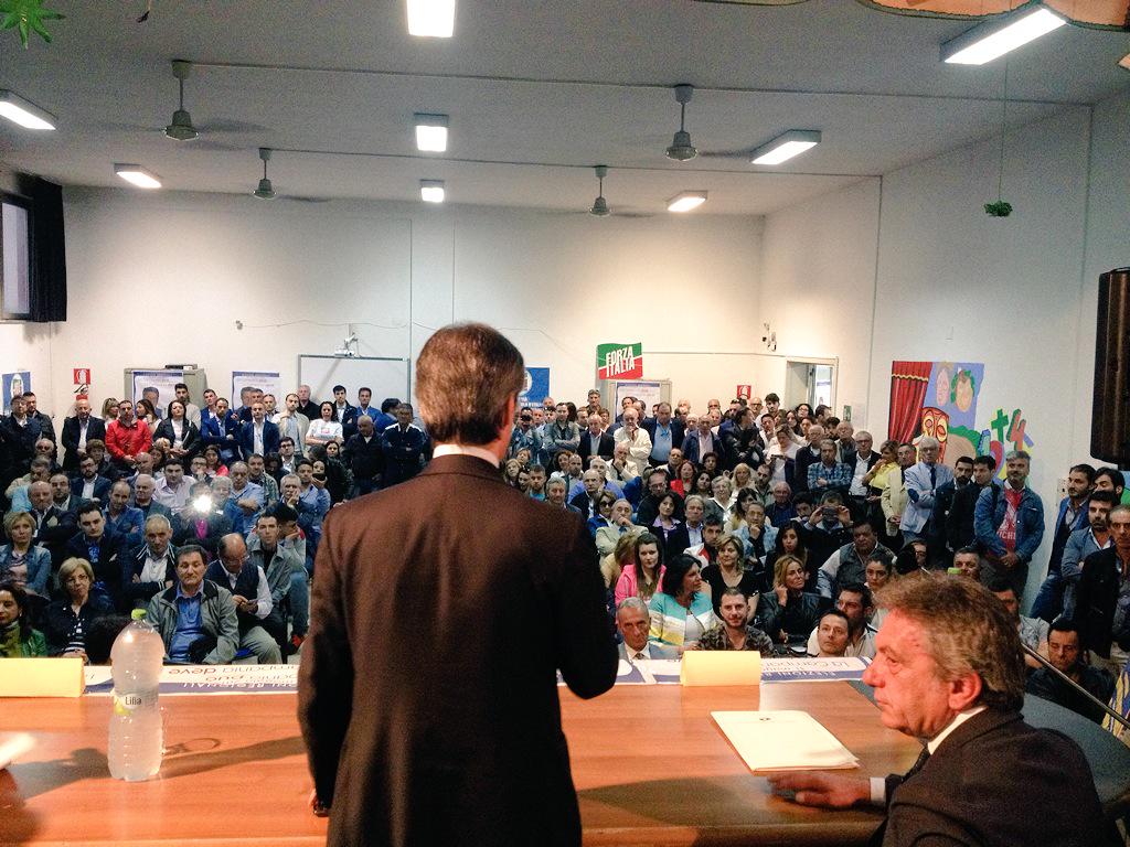 PerLaCampania's tweet photo. Bagno di folla a Casoria per @StefanoCaldoro e @GennaNocera la #Campania riconosce la buona politica. http://t.co/6EPECisbQZ