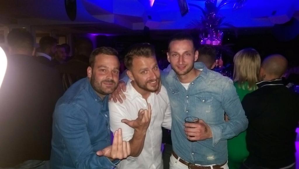 CHR7SS's tweet photo. Great night at @Bar_So with @Ross2CarsY Taught @dapperlaughs a thing or two about chatting to the gills 😉 http://t.co/mxuFHNHMSQ