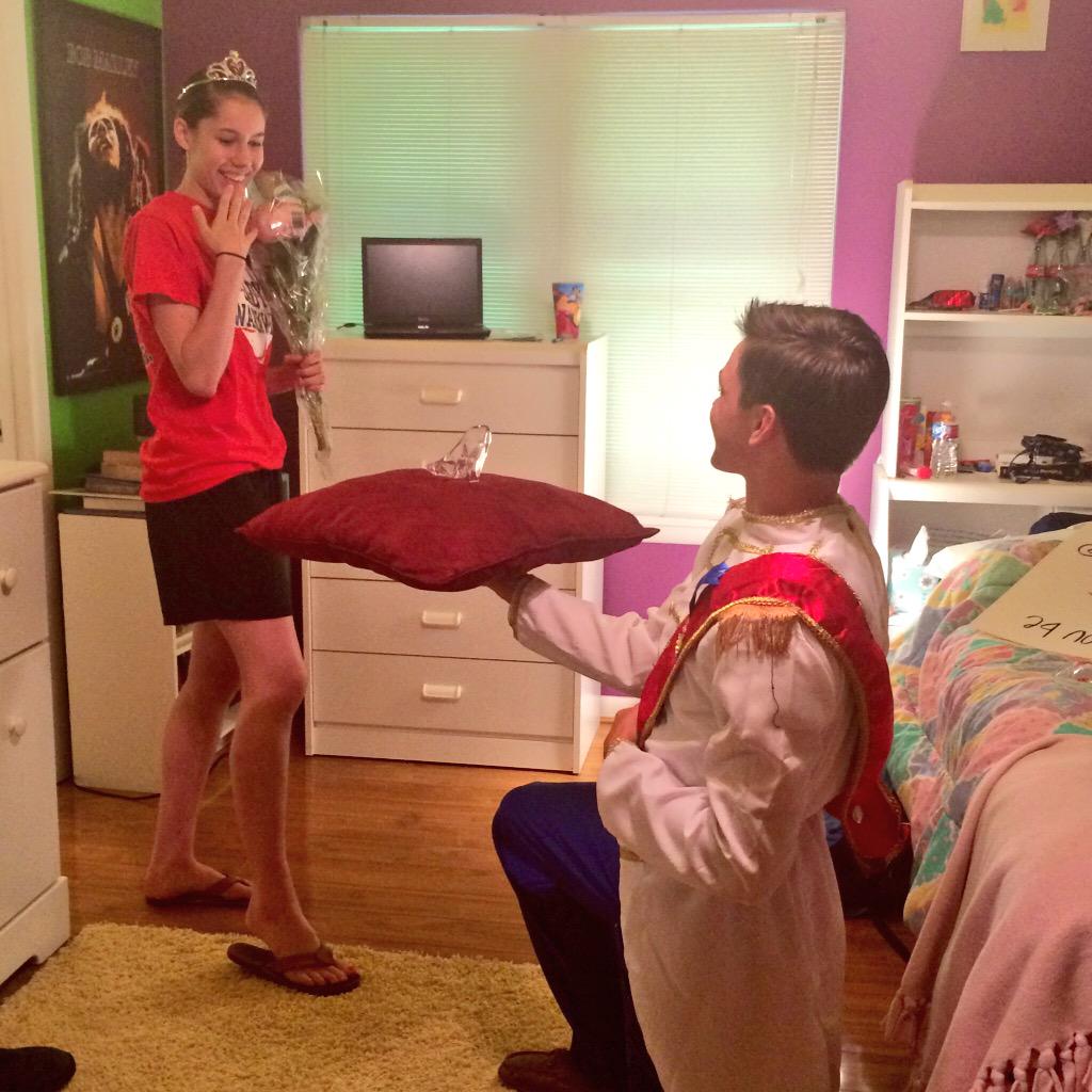 alexis_hermes's tweet photo. Prom with my Prince Charming! 👑💞 @ThatKidAndy21 http://t.co/JA2YHZef0W