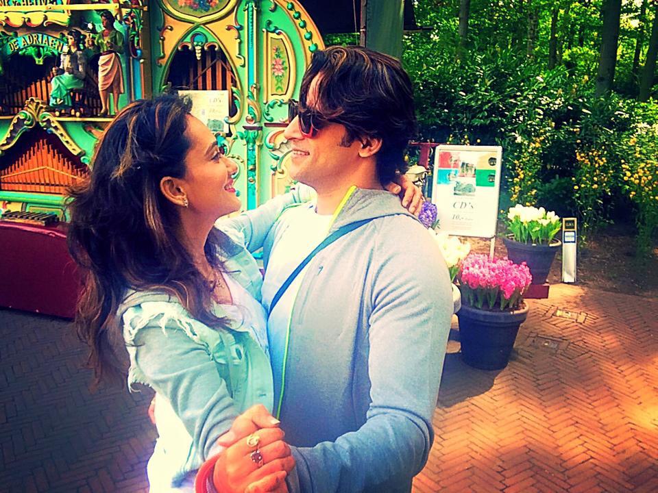 VikkasManaktala's tweet photo. Celebrating your presence in my life wifey @gun_jaan ... 😘😘😘😘 http://t.co/M2ySRvEDbU