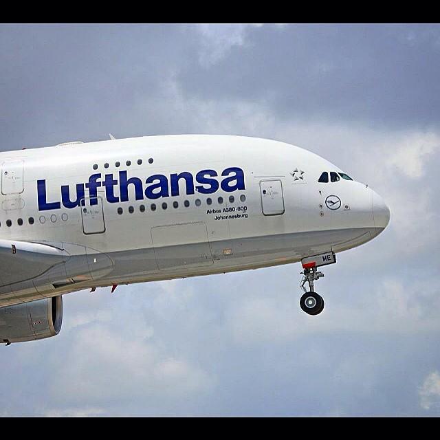 DeltaBravo33's tweet photo. Instagram : by jjorgemiami - #Lufthansa #LH #DLH #airbus #A380 #super #johannesburg #daime #landing #MIA #runway9 #… http://t.co/7AUjRMweqX