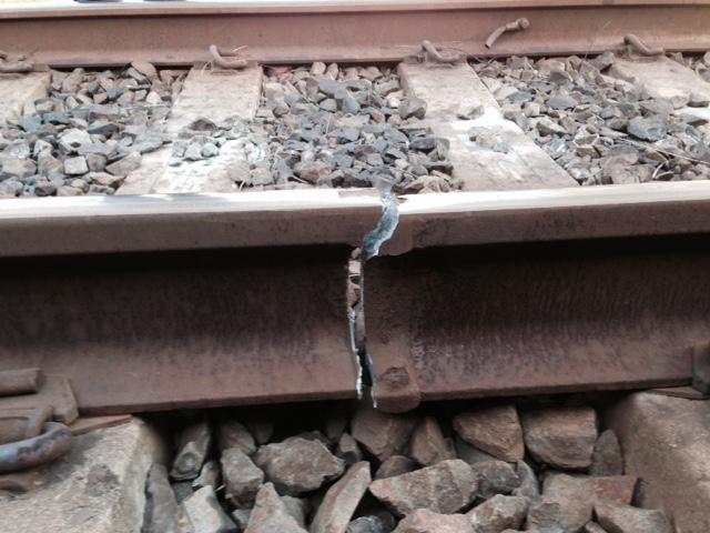 T4SydneyTrains's tweet image. Continue to allow extra travel time due to urgent track equipment repairs at Oatley. More: ow.ly/NpK9T