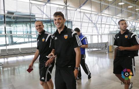 NewsVCF's tweet photo. El @valenciacf acaba de aterrizar en el aeropuerto de Nueva York para disputar el partido contra Columbus #Tornem http://t.co/TPI1KRO8l3
