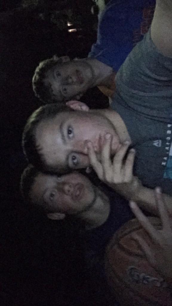 clawsdd's tweet photo. Prime time this weekend with my best friends.😈✊💯 #renreok #badlose #bluepasture #carlizzle http://t.co/v2OgeNhrRH