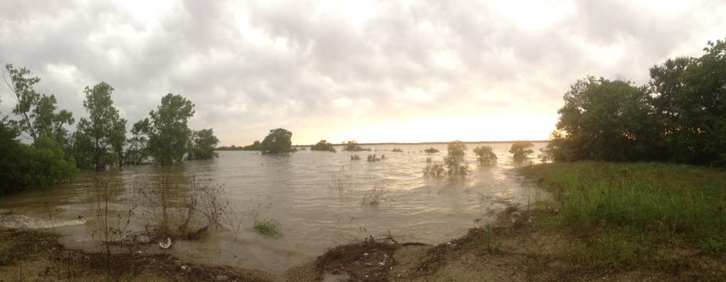 SuperSavs317's tweet photo. The north side of the old lake lewisvile dam is underwater. @FOX4 http://t.co/taRmhc5Fk3