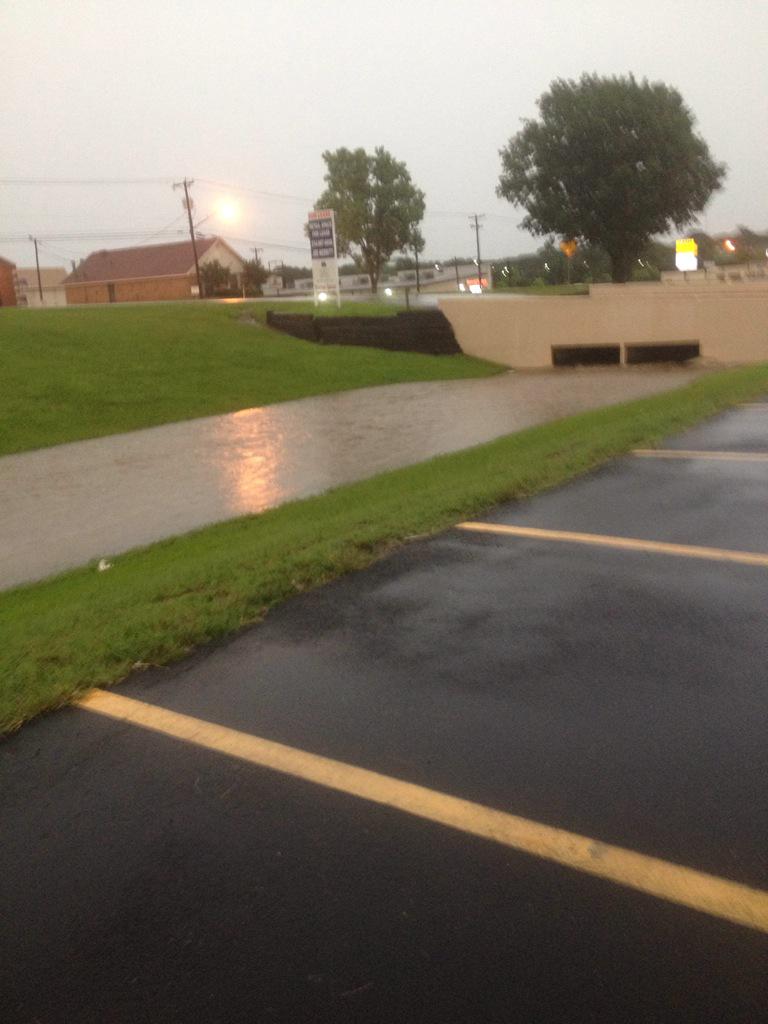 huntercanderson's tweet photo. 100 retweets and I swim in it http://t.co/MxlNyh39IQ