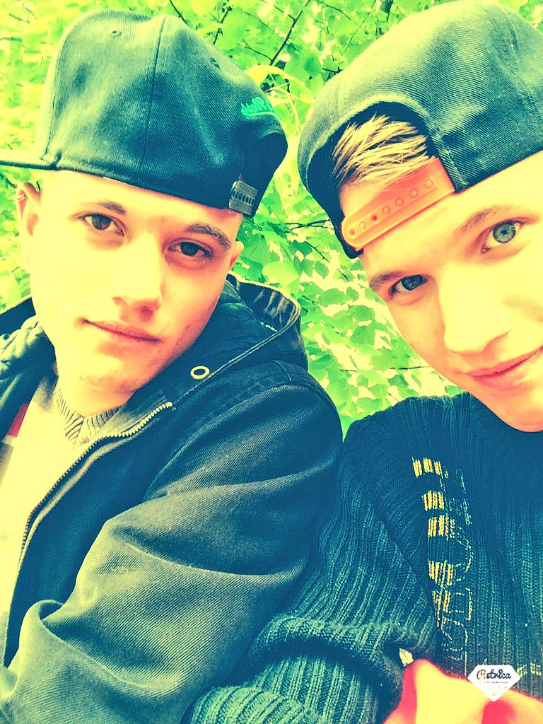 SycessDavid's tweet image. Chillen 😂😂💻