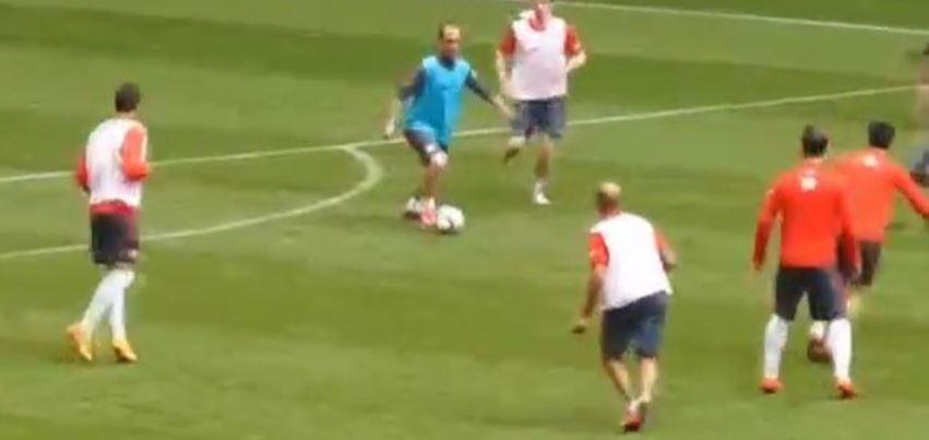 marca's tweet photo. ¡Exhibición de Joseba Etxeberria en el entrenamiento del @AthleticClub! ▶ http://t.co/IscnTvXNHe http://t.co/ctr34cM0AD