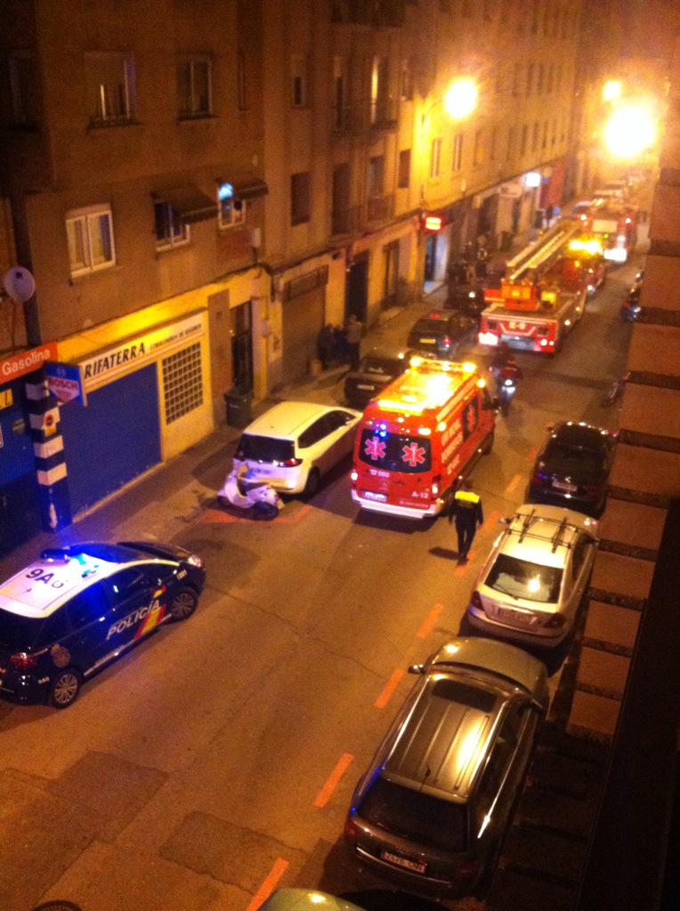 aLba_0311's tweet photo. Alguien sabe que esta pasando en la calle Burgos? @SoydeZaragoza http://t.co/f00wCFT0KV