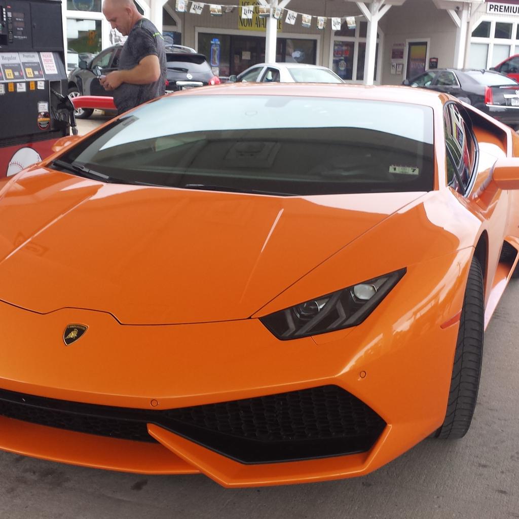 TheMagmaMuffin's tweet photo. Lol I saw a lambo http://t.co/X3cCtG8Jjj