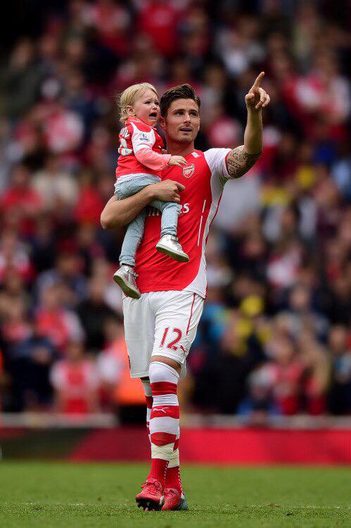 Elenka_Popova's tweet photo. Arsenal players with their kids at FT😍#Arsenal #Cazorla #Wilsh #Giroud #Walcott http://t.co/vDxEzluq5E
