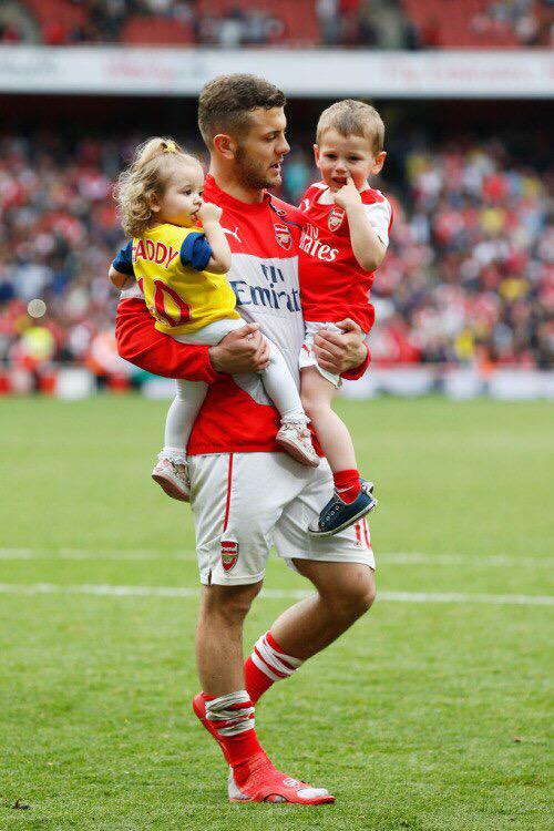 Elenka_Popova's tweet photo. Arsenal players with their kids at FT😍#Arsenal #Cazorla #Wilsh #Giroud #Walcott http://t.co/vDxEzluq5E