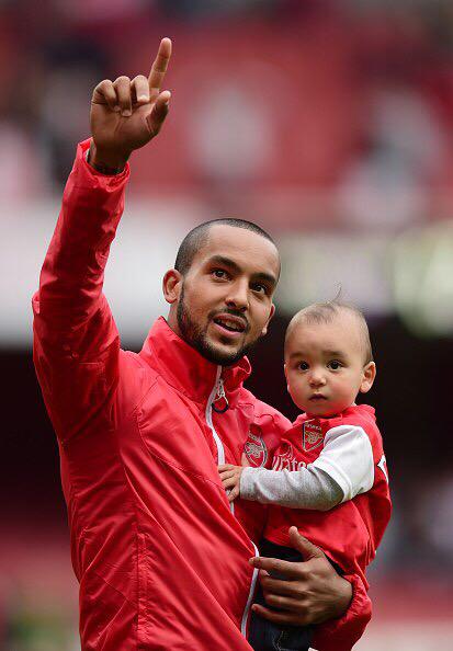 Elenka_Popova's tweet photo. Arsenal players with their kids at FT😍#Arsenal #Cazorla #Wilsh #Giroud #Walcott http://t.co/vDxEzluq5E