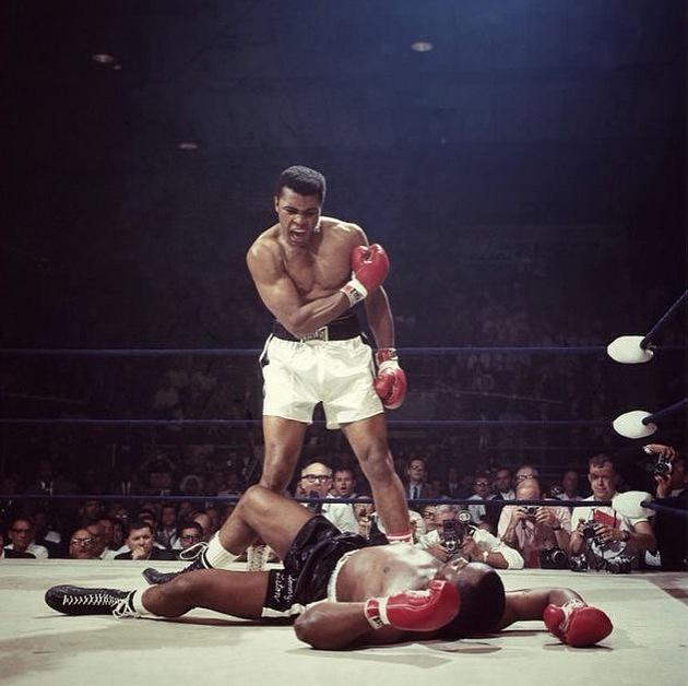 albrxmoreno's tweet photo. @michaelrobinson #promoAR Hace 50 años. Ali gritando a Liston que se levante tras mandarlo a la lona a los 2 minutos http://t.co/Sv1TZSh8ar