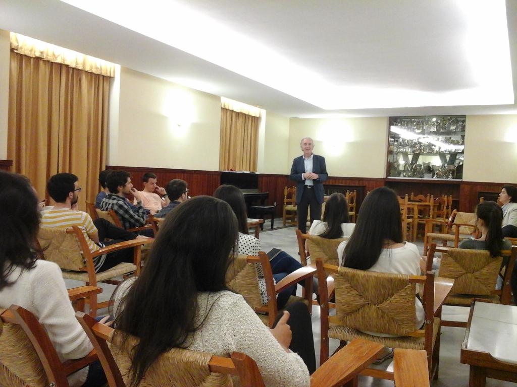 indaleciorector's tweet photo. La sociedad pide un cambio y pide participar en él, la #UGR debe unirse al cambio #IndalecioRector @cmsantodomingo http://t.co/UTKTFGEkTL