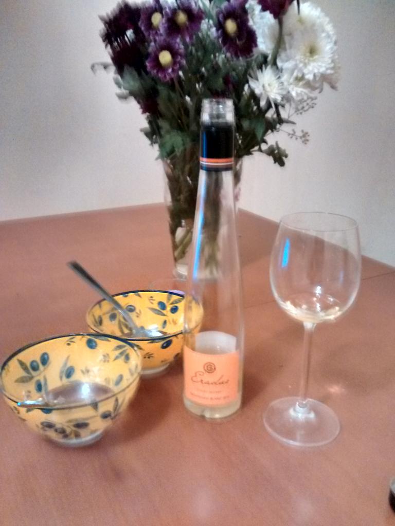 dugjt's tweet photo. @EradusWines sticky mickey late harvest sav bought @cellar door in Marlborough went down a treat with fruity roulade http://t.co/tCpiPYMsPN
