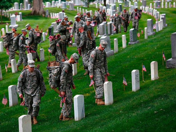 CBSNews's tweet photo. PHOTOS: Americans honor veterans of the U.S. Armed Forces on #MemorialDay http://t.co/CSLJttgsDg http://t.co/6EdsTGXRkJ