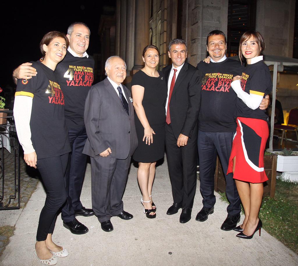 GalatasaraySK's tweet photo. Galatasaray Ailesi şampiyonluğu kutluyor! http://t.co/UmBHpYMxoh