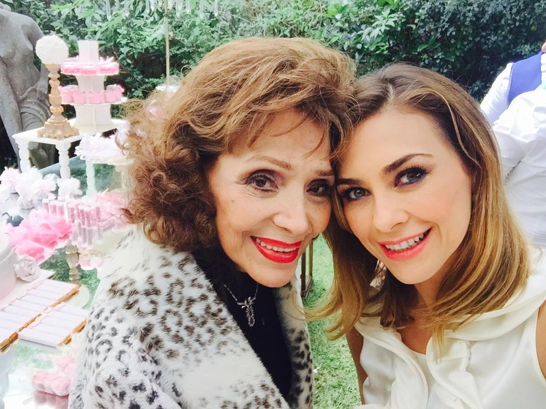 AracelyFans_USA's tweet photo. RT @aracelyarambula: Con mi bella Merry querida @MAR1A_V1CTORIA ✨💝🎂🎉 😘😘😘😘 http://t.co/gXEeZg8z6F" // Hermosas y talentosas!! #DosDivas #Mex