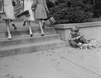 HistoriaDiceQue's tweet photo. Niño mirando colegialas mientras corren a su clase. 1937. http://t.co/yGE50nIbrP