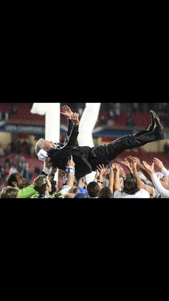 isuarez4's tweet photo. Y sin quererlo nadie, Carletto bajó la ceja... Gracias mister @MrAncelotti http://t.co/6Gd6syPFBY