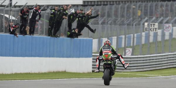 TheRealTomSykes's tweet photo. Can't describe how nice it is too see these guys finally getting something back.!! ...... http://t.co/Ydnv2omBTv