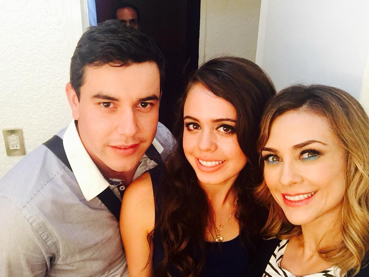 aracelyarambula's tweet photo. Un gusto verlos en el Teatro mi sobri bonita @evadaniela_h y Carlos ✨👌🏻 súper COOL http://t.co/4mmg66y6WC