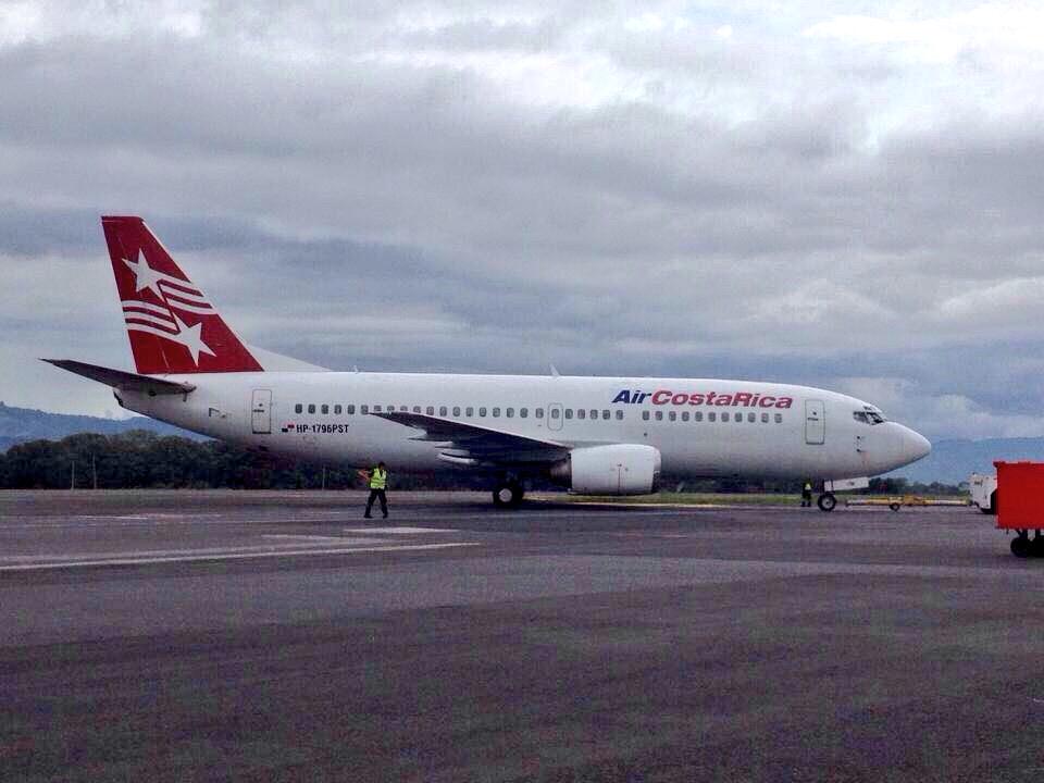 CR_Aviation's tweet photo. Hoy se vieron los colores de #AirCostaRica saliendo de Coopesa. Pronto serán los vuelos de certificación. Foto:JDB http://t.co/WmcRsESf0m