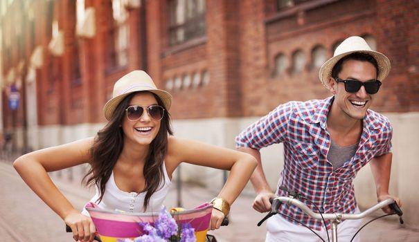 LEXPRESS's tweet photo. Peut-on rester ami(e) avec son ex? http://t.co/x0e7Z4GKCD http://t.co/9quKaxLtee