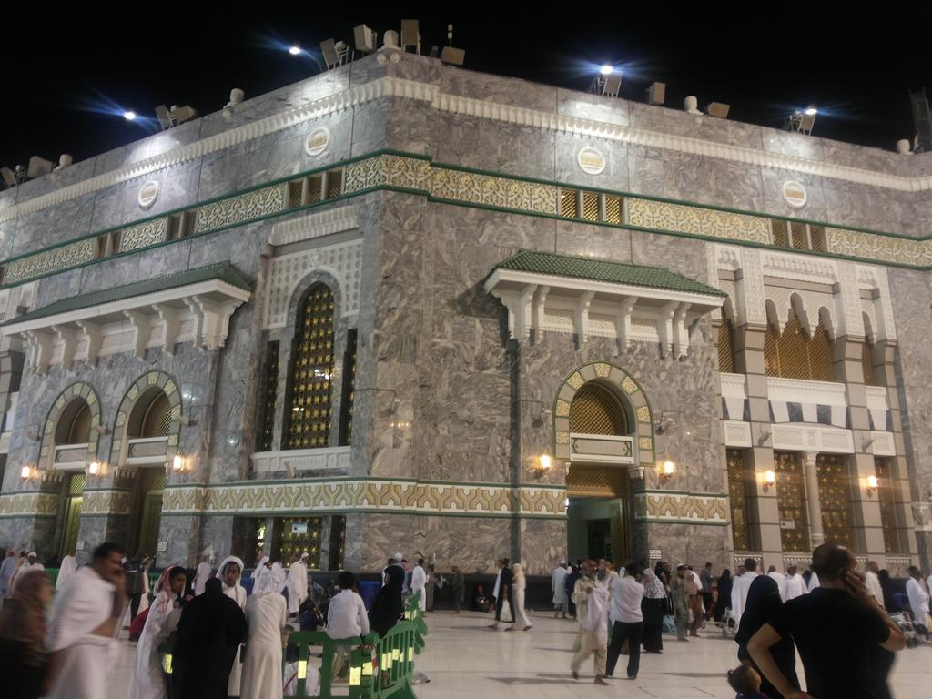 eeemooo50's tweet photo. صور من المسجد الحرام ( للكعبه وماء زمزم )
ودعيت للكل بالطواف بالبيت الحرام والشرب من ماء زمزم .
#من_تصويري http://t.co/d40DCD21b3