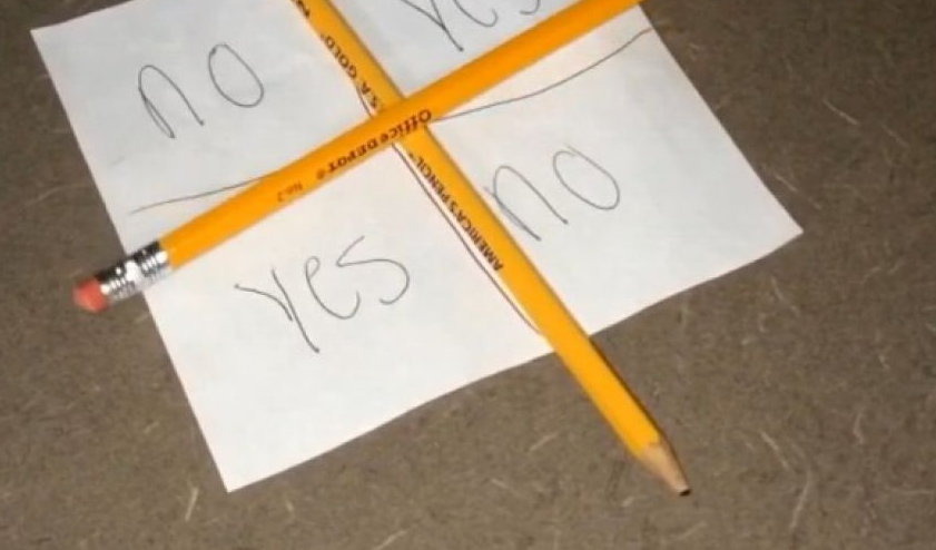 PublimetroChile's tweet photo. "Charlie Charlie": el terrorífico juego que se toma la red http://t.co/9vaiSPcWds http://t.co/bFYSZ9i0cP