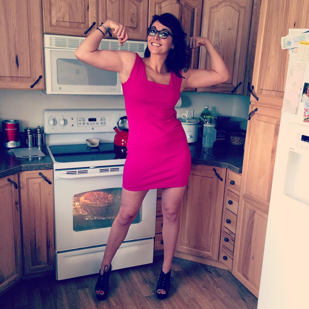 BuffGirlProbs's tweet photo. Buff girl in a dress. #buffgirlproblems #fitfam #chicksthatlift #FLEXFRIDAY #Bodybuilding #powerlifting #ISYMFS http://t.co/hlGiX2O6pq