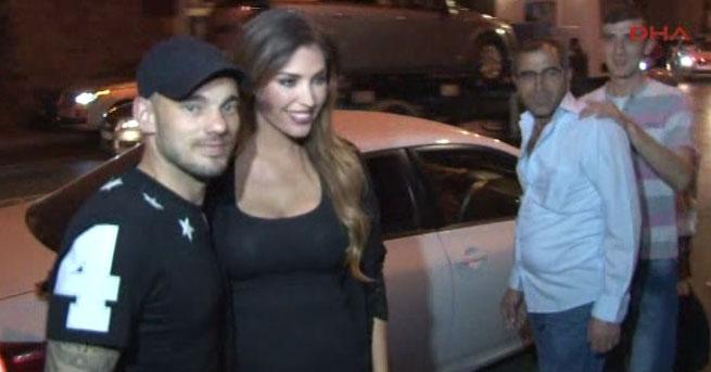 sporx's tweet photo. Wesley Sneijder'in şampiyonluk partisi için giydiği o tişört http://t.co/OsimqW8574
