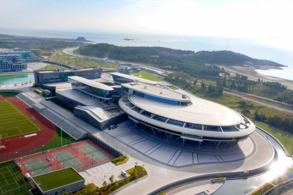 verge's tweet image. A Chinese tech exec spent $100M to create Star Trek-inspired offices theverge.com/e/8418388