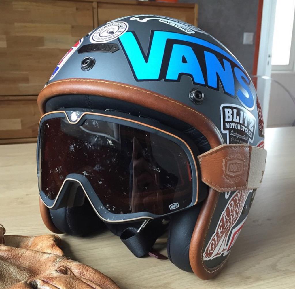 VivaLaRide's tweet photo. Bichos de carretera.. #TagYourStyle #NewClassic @vans_mx @ride100percent #OrnamentalConifer @dimecitycycles #Hedonist http://t.co/AcG9O9j6q1