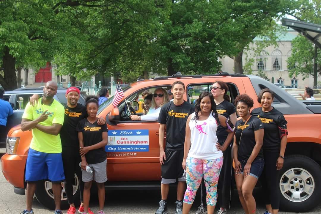 adams1420's tweet photo. Honoring those who served #CommissionerCunningham #RTT #MemorialDay2015 #MemorialDayWeekend #MemorialDayParade #Kzoo http://t.co/J2XL2Kdahb