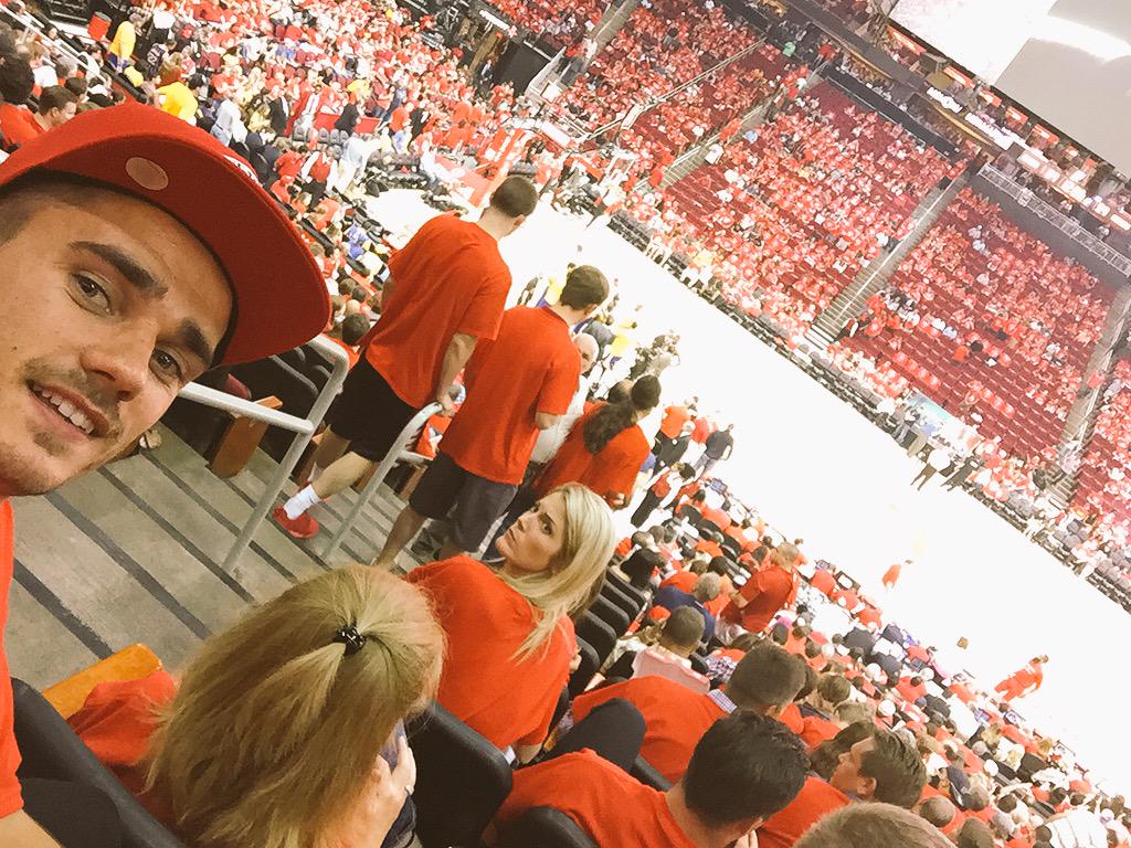 AntoGriezmann's tweet photo. Otro mundo ! Como un niño en el Toyota Center de @HoustonRockets 😍🏀 Y ahora, habra que ir en @warriors no ? 🙊🙊 http://t.co/7d92yyL4xo