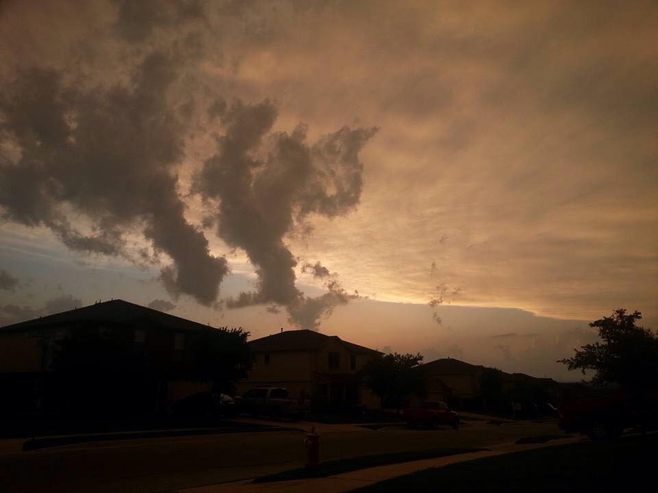 KENS5's tweet image. After a day of violent weather, South Texas skies turned beautiful at sunset: on.kens5.com/1HHbwbu #KENS5wx