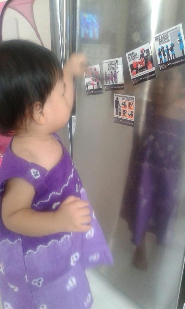 blm jebol koook :p kuat bgt ini "@NegeriID: Mainan baru Egia #iklanmoraluntukbangsa nih,ditempel,dilepas sampe jebol "