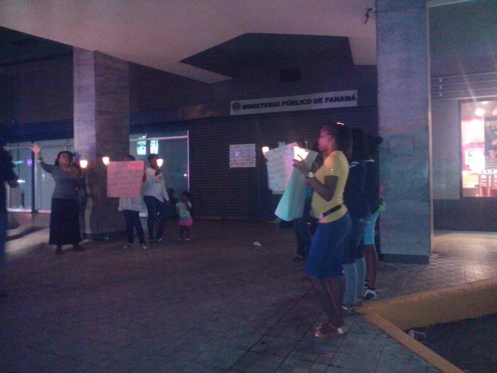 Familiares del artista <a href="/mrfox_musica/">MR FOX</a> realizan una vigilia en los predios del Edificio Avesa en Vía España. <a href="/mereserr/">Meredith Serracín</a>