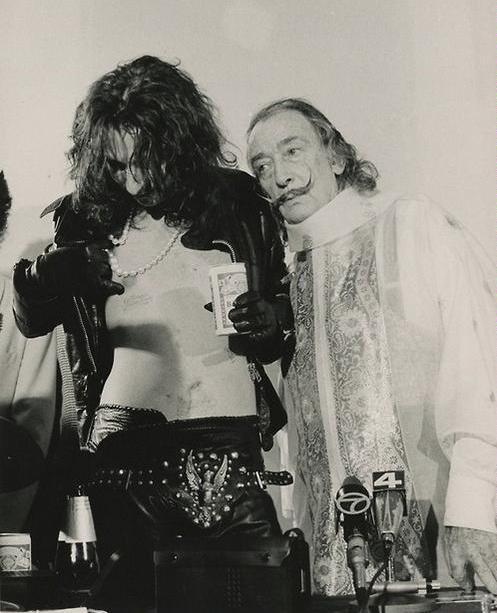 HayQueSaberlo's tweet photo. Alice Cooper y Salvador Dalí en Nueva York. Año 1973. http://t.co/GMIEdbO0df
