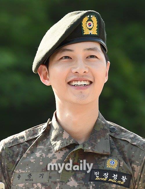 TheDramaKorea's tweet photo. Song Joong Ki resmi menyelesaikan wajib militer hari ini! #WelcomeBackSongJoongKi #WelcomeBackPacarTertunda http://t.co/hmRu8MDwBc