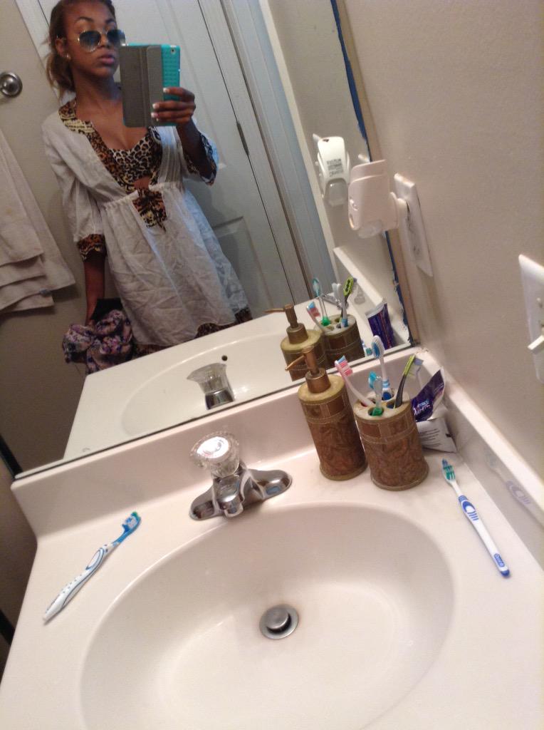 RaynDestiny's tweet photo. Can you really selfie?👌 #ipadquality http://t.co/kHFN3Luw7z
