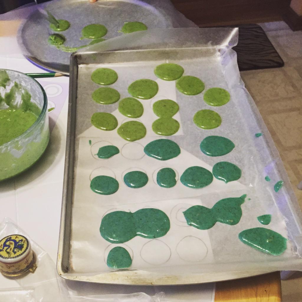 thundermelon32's tweet photo. French macarons done right. What do u think @GordonRamsay #baking #pinterestfail @besravs @juicetina92 http://t.co/vDAbQSCAg5