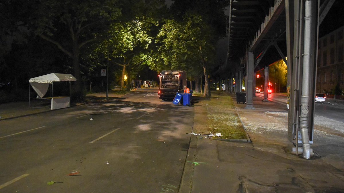 bzberlin's tweet photo. Diese Nacht in #Berlin: Aufräumarbeiten in Kreuzberg nach dem #kdk2015 http://t.co/TFeC6Lxokl