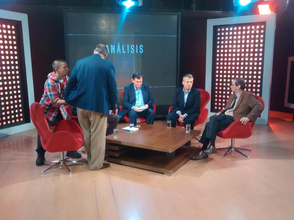 ControversiaC's tweet photo. Nuestros panelistas ya se encuentran listos, en breves minutos comenzara este debate.... http://t.co/oOfZMl4OeI