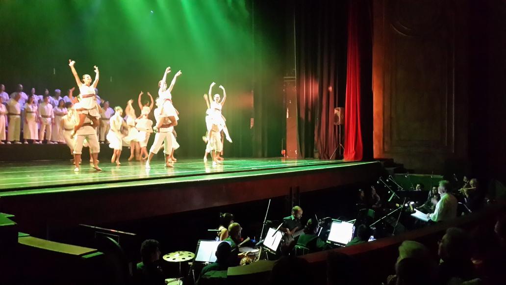 movejerosla's tweet photo. "Puente al Sol", a sala llena en el Teatro Provincial, como cierre de un fin de semana largo pleno de Cultura. http://t.co/9CR4yloW0T