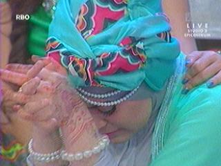 deeniehariyanti's tweet photo. Yg kuat bunda @Astrid_Kuya Semoga amal ibadah UCU dterima disisi Allah #RIPUcU @eatbulagaANTV http://t.co/4n2cP8NhA1
