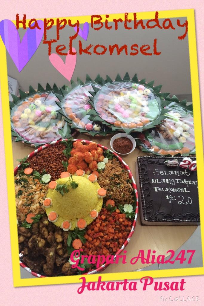 sidiqjzar's tweet photo. @BeFunNColorful dalam rangka menyambut ulang tahun @Telkomsel #telkomsel20thn #HappyBirthday #tumpengan http://t.co/vmDoeS6BzR