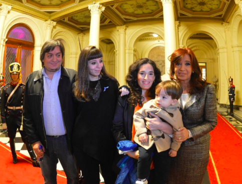 Lindo! La Presidenta con el nene q apenas sabe hablar y hay q ayudarlo xq solo no camina. Ah, y ademas está el nieto.